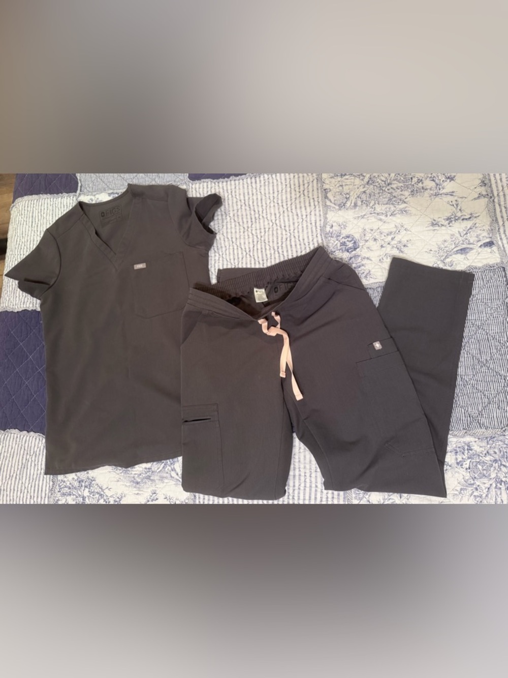 Figs Charcoal slim Scrub set with Pink Drawstring XS
